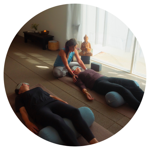 Vintermånederne falder mørket tungt på vores breddegrader - og mange af os fornemmer mørket dybt ind i krop og sind. Selvom årstiden kan være smuk med et væld af nuancer i naturen, kræver vores klima, at vi opholder os mere indendørs, og i og med at dagen bliver kortere og kortere har vi svært ved at få den fornødne energi fra Solen.