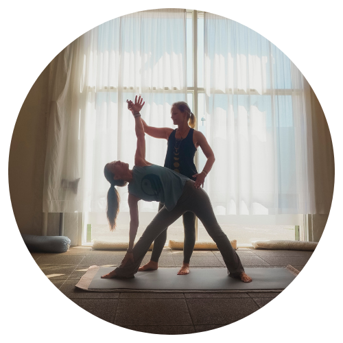 Vinyasa Flow 1-2 er en dynamisk yogaklasse, hvor øvelserne sammensættes i et flydende program, så kroppen varmes op til at komme ud i de forskellige stræk/stillinger. Der er fokus på åndedrættet, energiretninger og små pulseringer for at skabe udvidelse i kroppen og løsne op for spændinger. Samtidigt skabes en øget kropsbevidsthed og indre ro, når vi flytter opmærksomheden fra tankerne ind i kroppen.