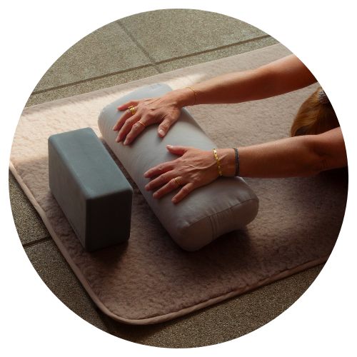 I Yin Yoga bliver du guidet roligt ind i stillingerne, som vi holder i 2-5 min ad gangen. Vi arbejder tålmodigt med kroppen og det er de følelsesmæssige, mentale og fysiske oplevelser vi får på vejen, der har vores fokus.