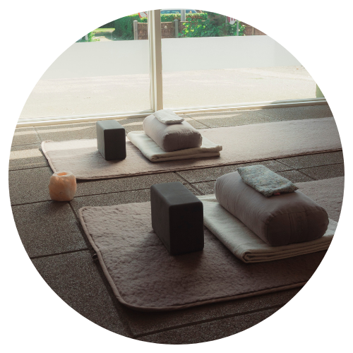 "Yin Pulseringer" er en yoga form, hvor du blidt løsner op til dit bindevæv gennem langsomme beroligende pulseringer inden du lander i dybere klassiske yin stillinger. Pulseringerne fremmer din bevægelsesfrihed og cirkulation i kroppens yderste fascia lag/bindevæv og de klassiske yin stræk arbejdere videre ned i din krops dybere fascia lag. En hydrering og smidiggørelse af hele dit bløde skelet, som vores bindevæv også kan benævnes.